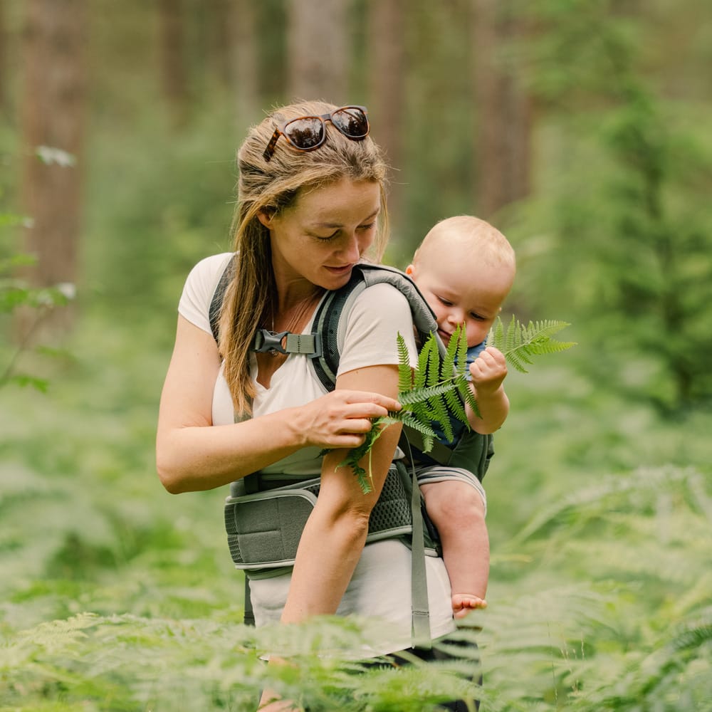 en model bærer Osprey Poco Soft Child Carrier bæresele (unisex)