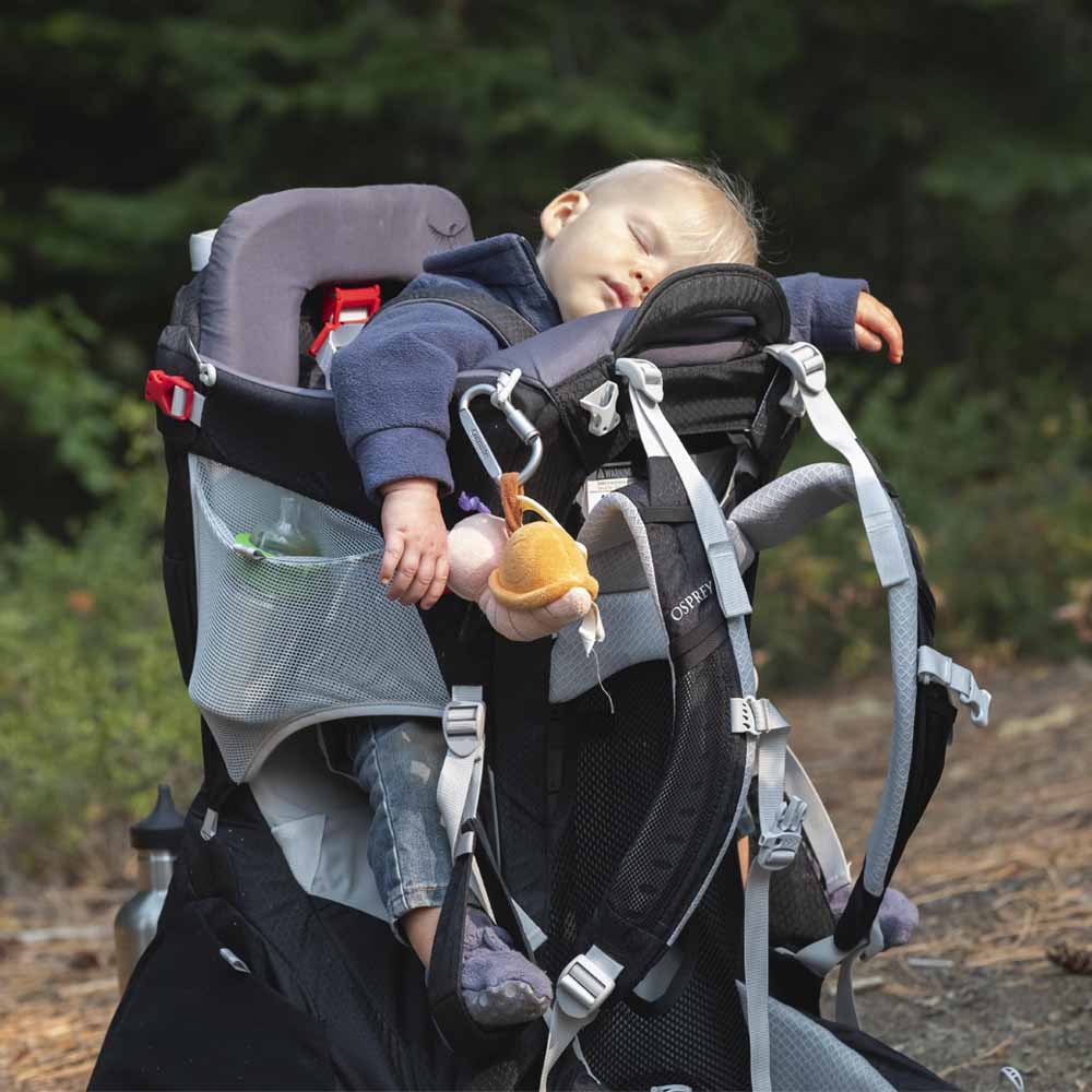 et sovende barn i en Osprey Poco 24L børnebærestol (unisex)