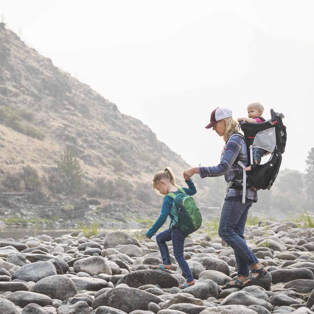 en person bærer en Osprey Poco 24L børnebærestol (unisex)