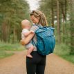 en kvinde bærer Osprey Poco™ Changing Tote skiftetaske (unisex)