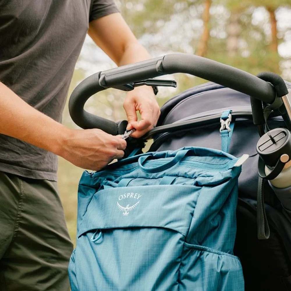 Osprey Poco™ Changing Tote skiftetaske (unisex) på en barnevogn