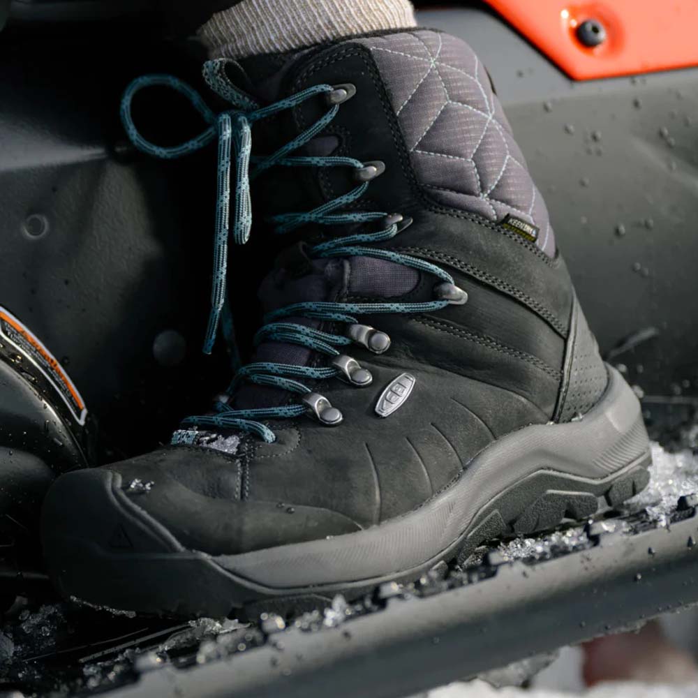en model bærer Keen Revel IV High Polar vinterstøvler (dame)