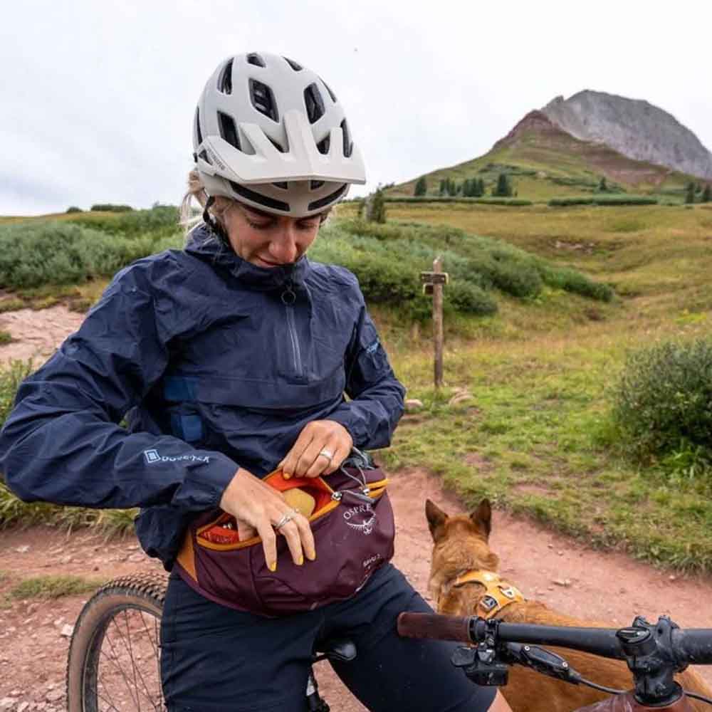 En kunde bruger Osprey Savu 2 cykeltaske (unisex)