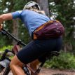 En model bruger Osprey Savu 2 cykeltaske (unisex)