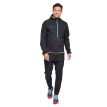 en model iført en sort behagelig Hoka Skyglow Half-Zip træningstrøje (herre)