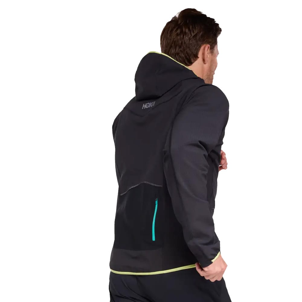 en person iført Hoka Skyglow Half-Zip træningstrøje (herre)