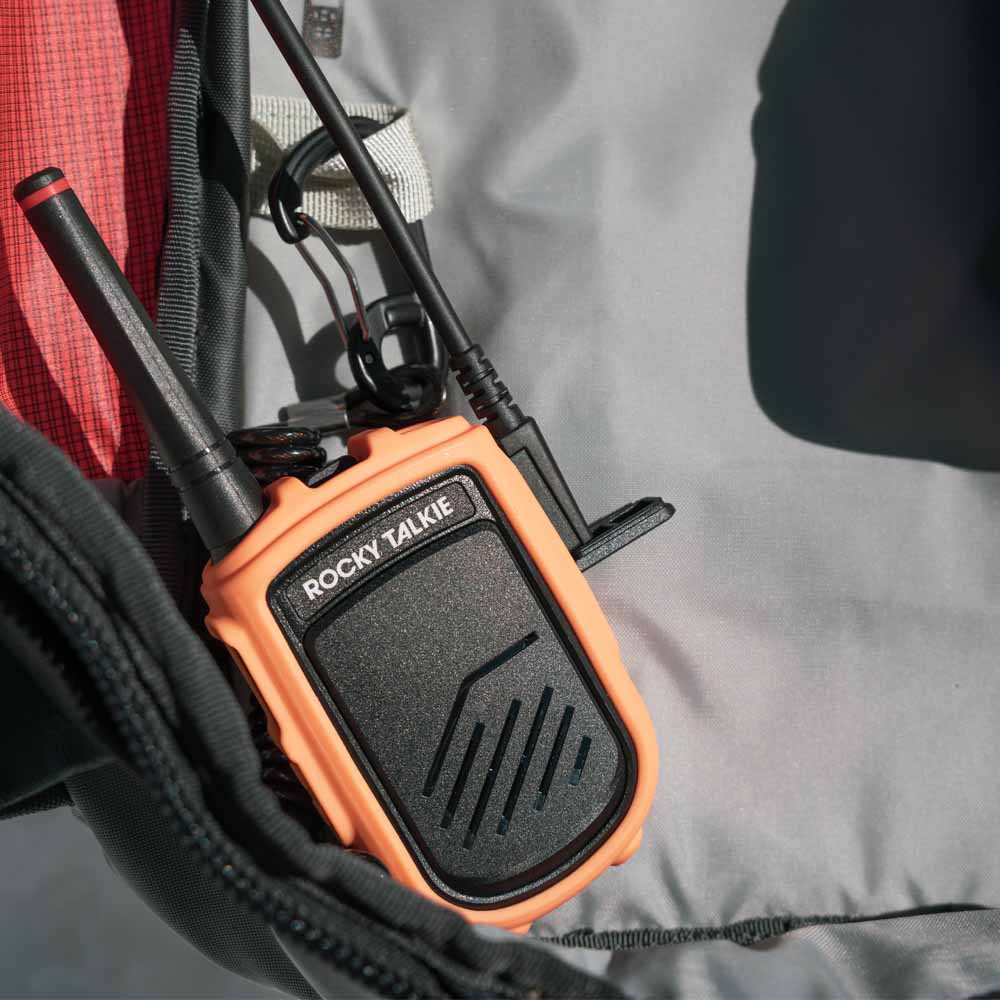 walkie talkie i en Soelden Pro E2 Airbag Pack 32 lavinerygsæk (herre)
