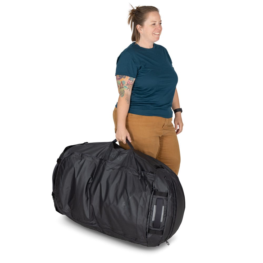 en kvinde bærer Osprey Transporter Duffel 150L (unisex)