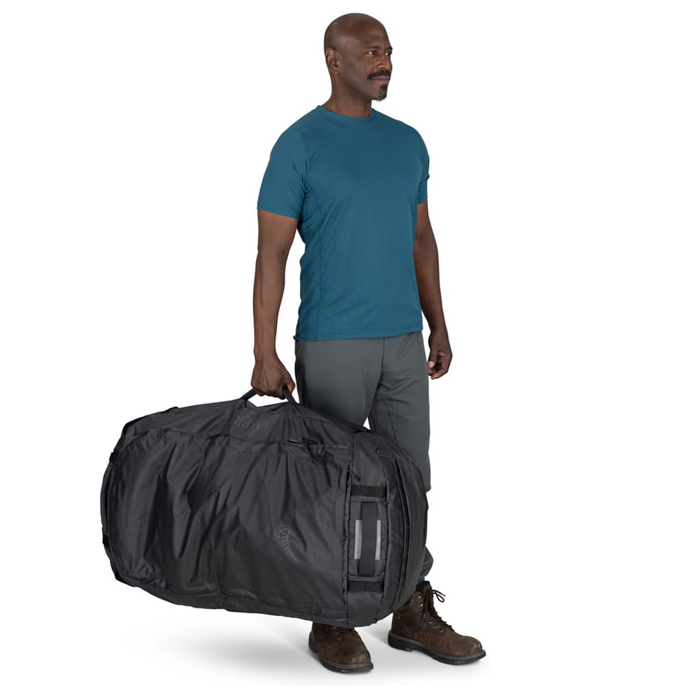 en mand bærer Osprey Transporter Duffel 150L (unisex)