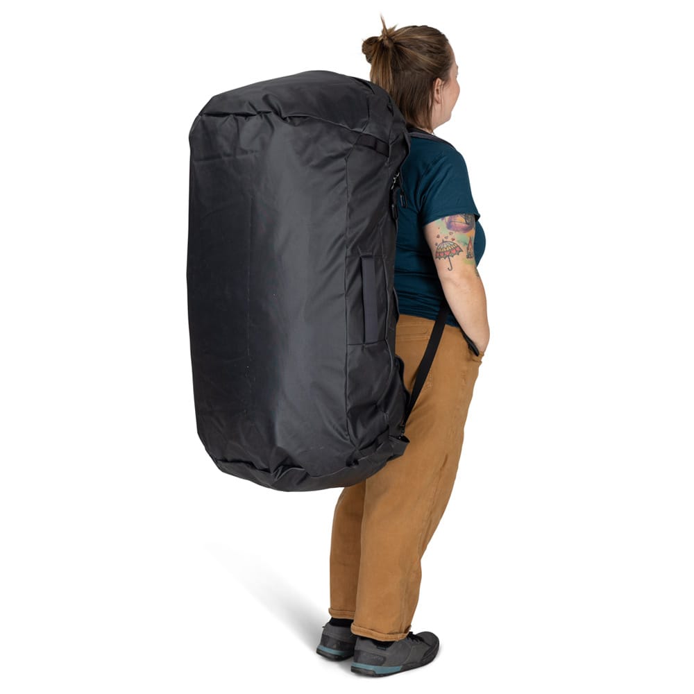 Osprey Transporter Duffel 150L (unisex) på en kvindes ryg