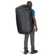 Osprey Transporter Duffel 150L (unisex) på en mands ryg