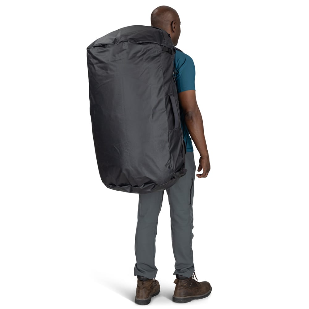Osprey Transporter Duffel 150L (unisex) på en mands ryg
