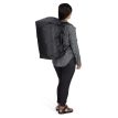 en model har Osprey Transporter Squffel 44L taske (unisex) på ryggen