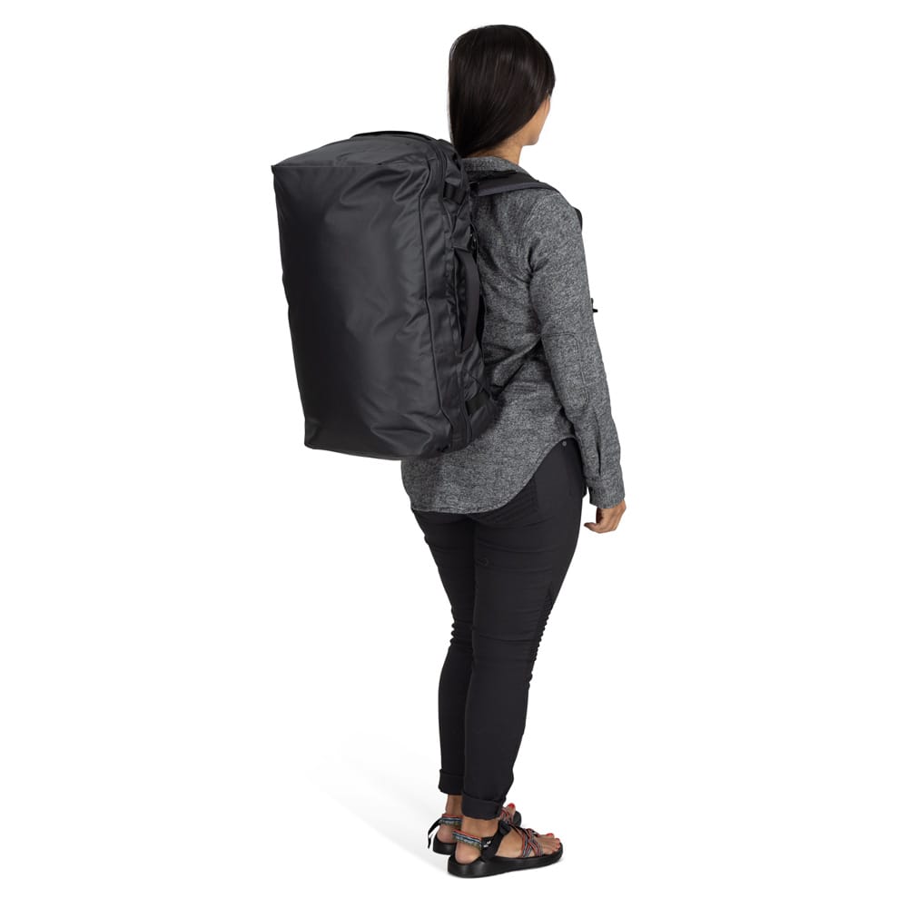 en model har Osprey Transporter Squffel 44L taske (unisex) på ryggen