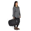 en model bærer Osprey Transporter Squffel 44L taske (unisex) som en taske
