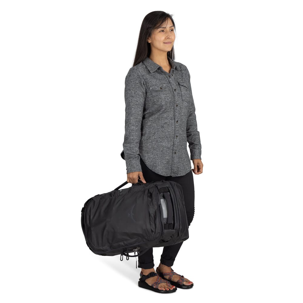 en model bærer Osprey Transporter Squffel 44L taske (unisex) som en taske