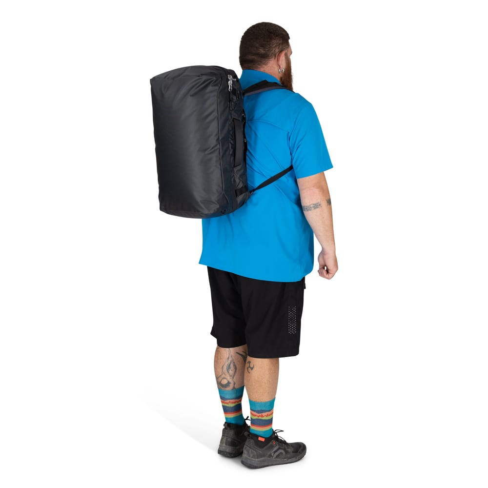 en mandlig model bærer Osprey Transporter Squffel 44L taske (unisex)