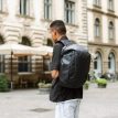 en model bruger Osprey Transporter Zinch computertaske (unisex)
