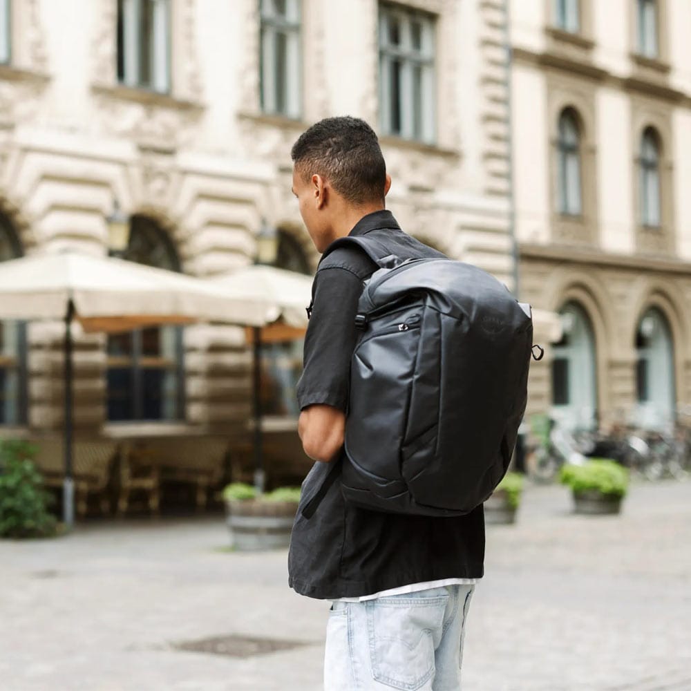 en model bruger Osprey Transporter Zinch computertaske (unisex)