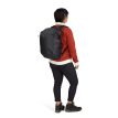 en model bærer Osprey Transporter Zinch computertaske (unisex)