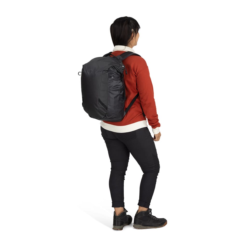 en model bærer Osprey Transporter Zinch computertaske (unisex)