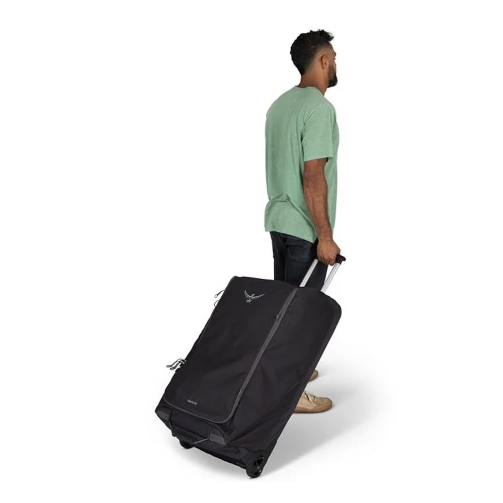en model bruger Osprey Daylite Wheeled Duffel 115 L kuffert (unisex)