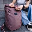 en model åbner Osprey Aoede SyncPack hverdagsrygsæk (unisex)