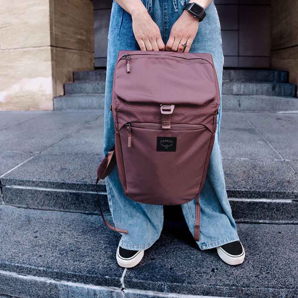 en person holder i Osprey Aoede SyncPack hverdagsrygsæk (unisex)