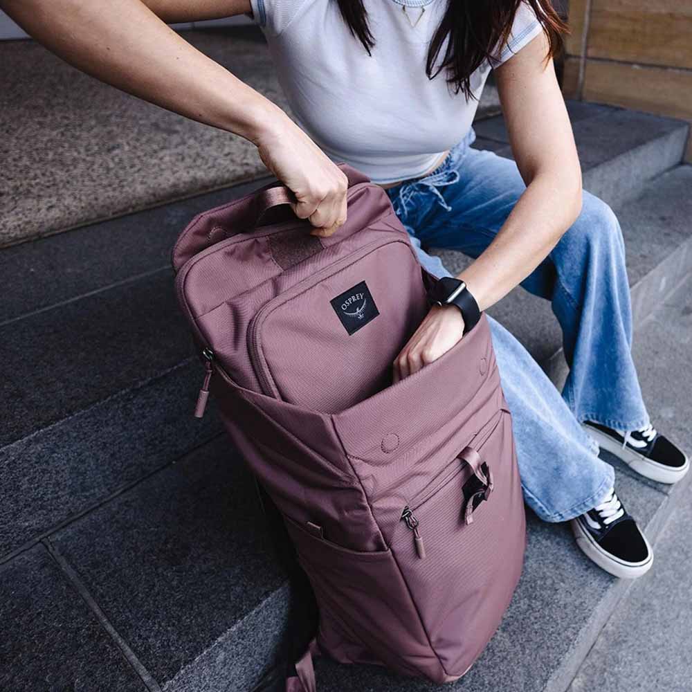 et åbent rum i en Osprey Aoede SyncPack hverdagsrygsæk (unisex)