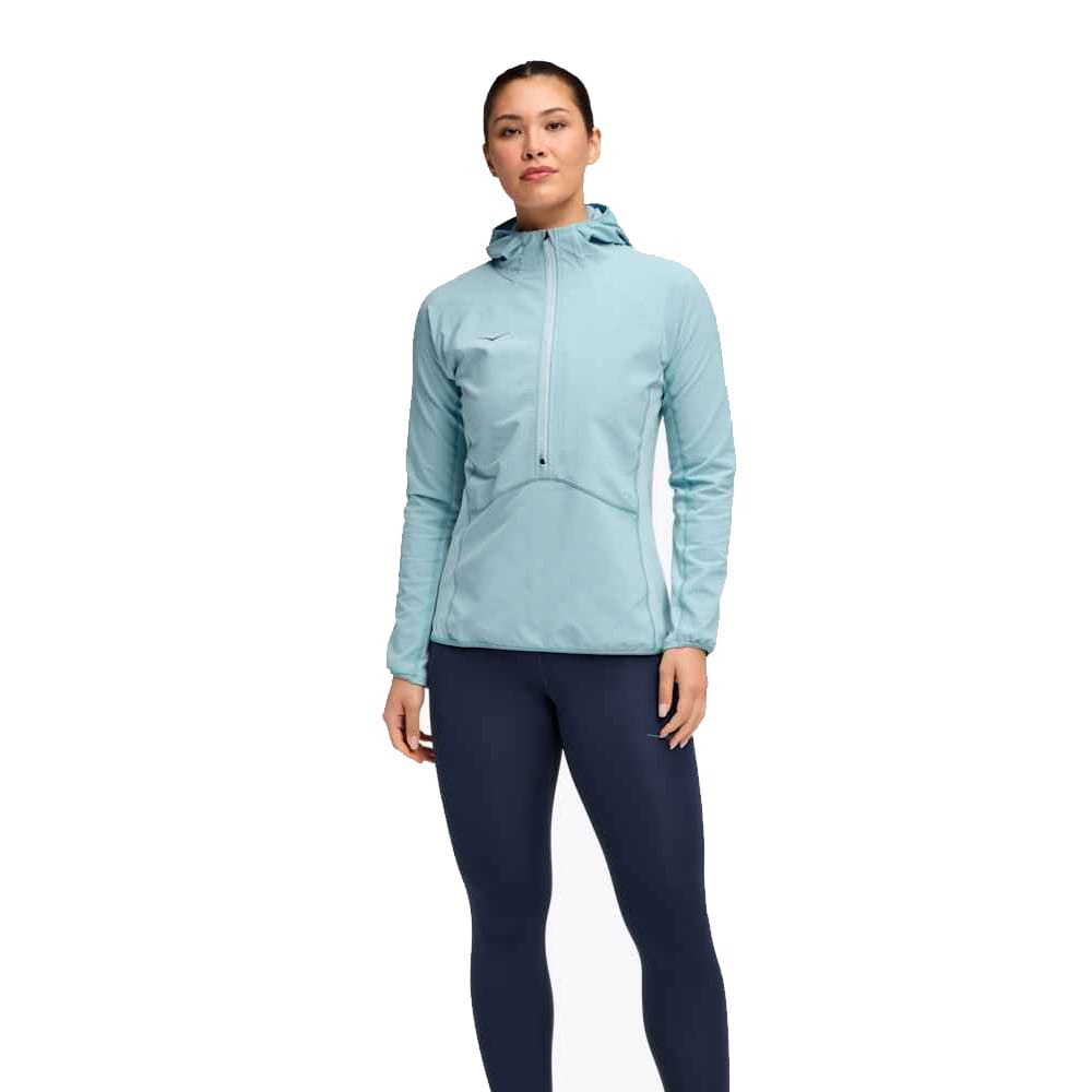 Hoka Skyglow Half-Zip træningstrøje (dame) på en kvindelig model