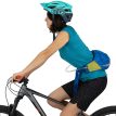 Kvinde cykler med Osprey Seral 4 cykeltaske