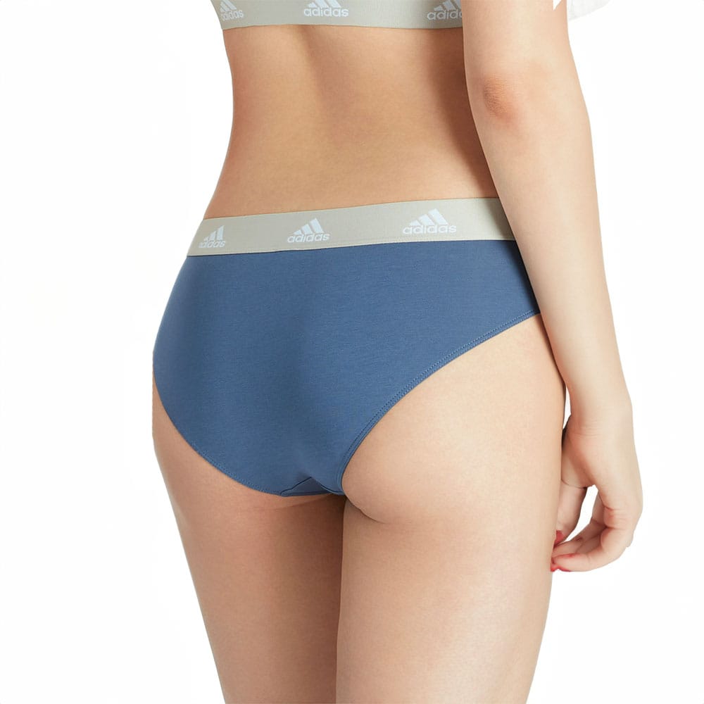 Bagsiden af Adidas Scoop Brief trusser (dame) på en model