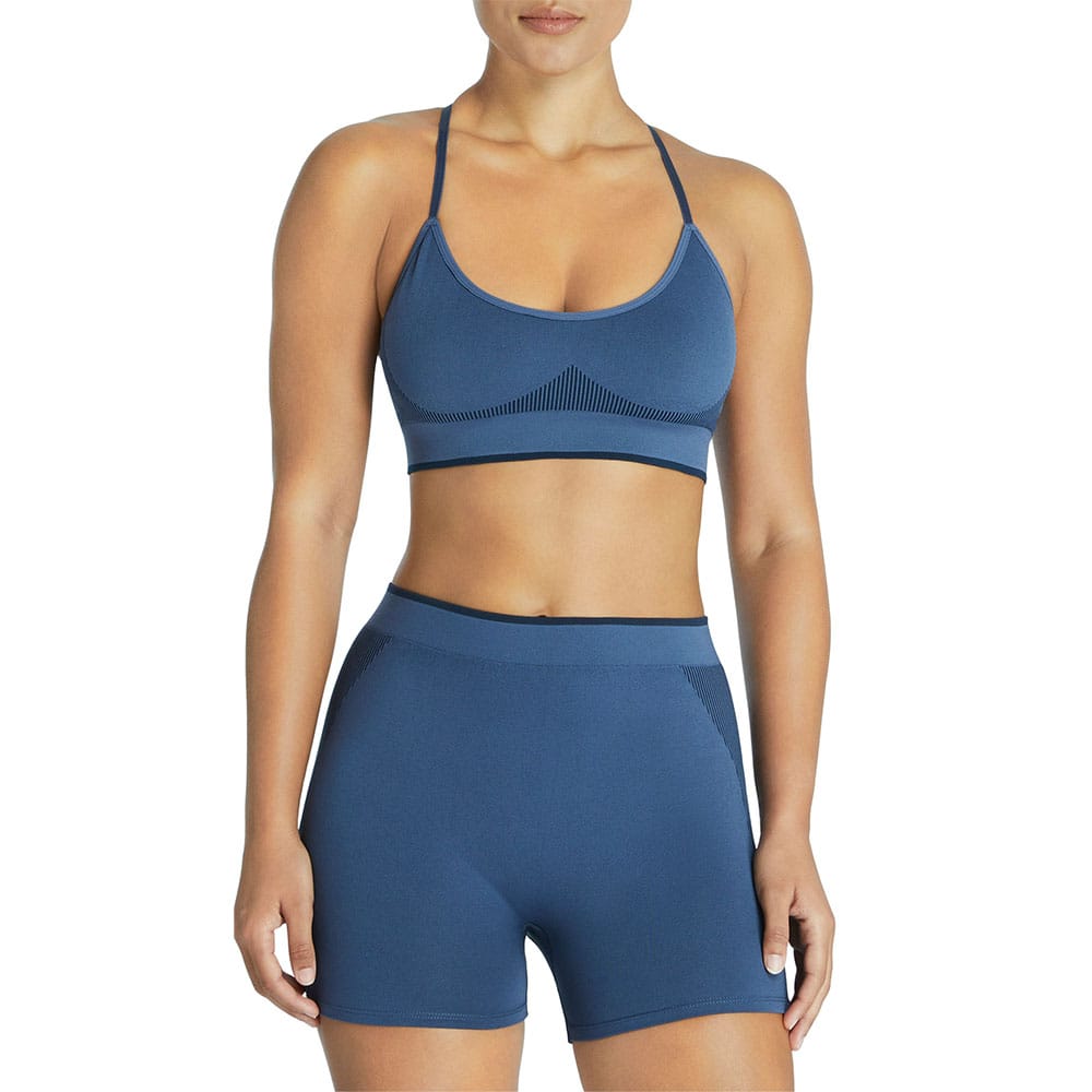 en model iført et sæt med Adidas Bralette sports-bh (dame)