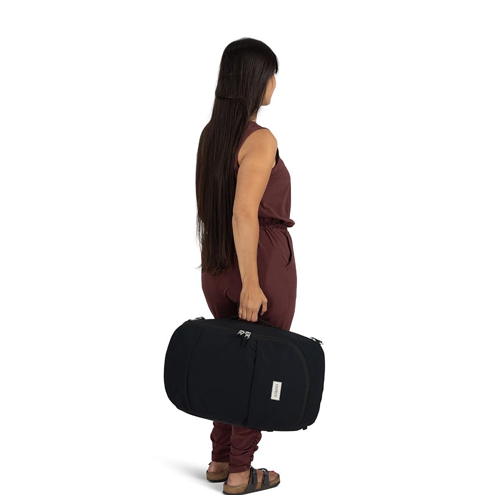 en model bærer Osprey Arcane Duffel Pack 22L taske (unisex)