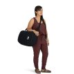 en person bruger en Osprey Arcane Duffel Pack 22L taske (unisex) som skuldertaske