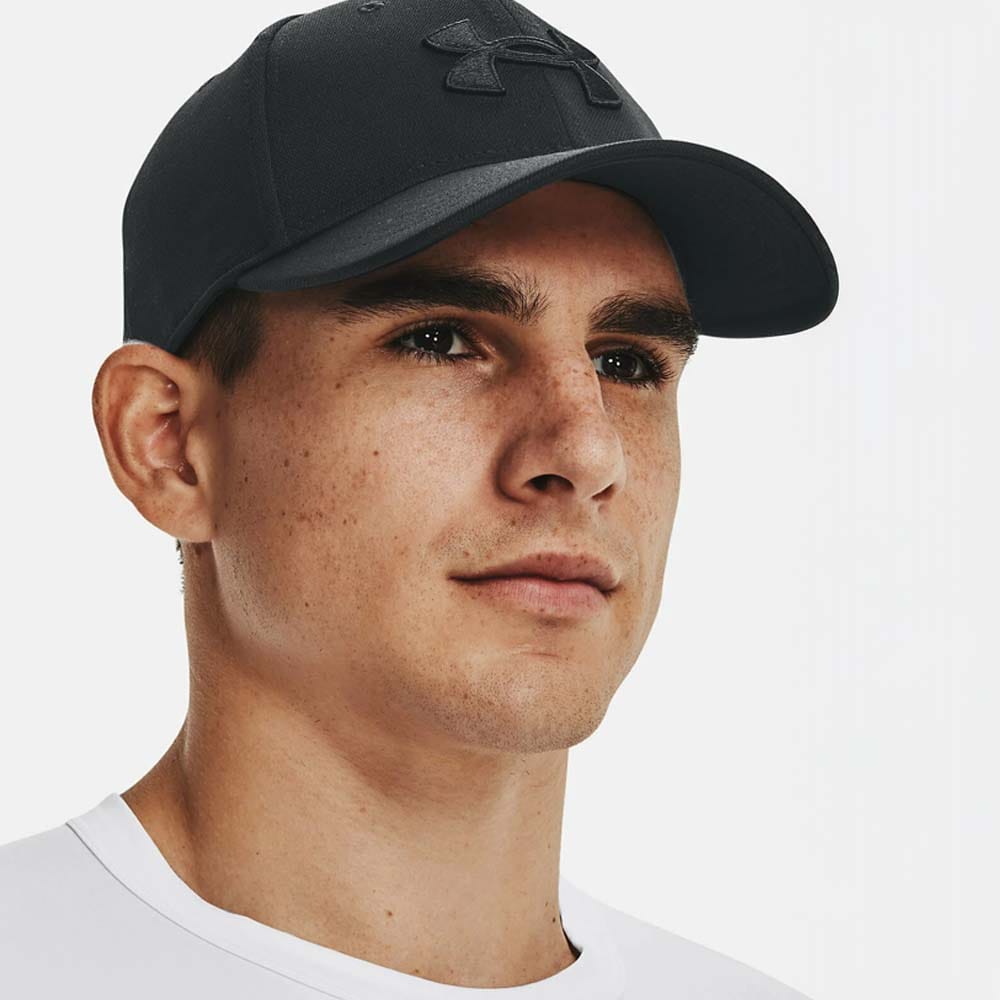 SORT Under Armour Blitzing Low kasket (herre) PÅ EN MAND