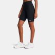 En model iført Under Armour Motion Bike Short EMEA træningsshorts (dame)
