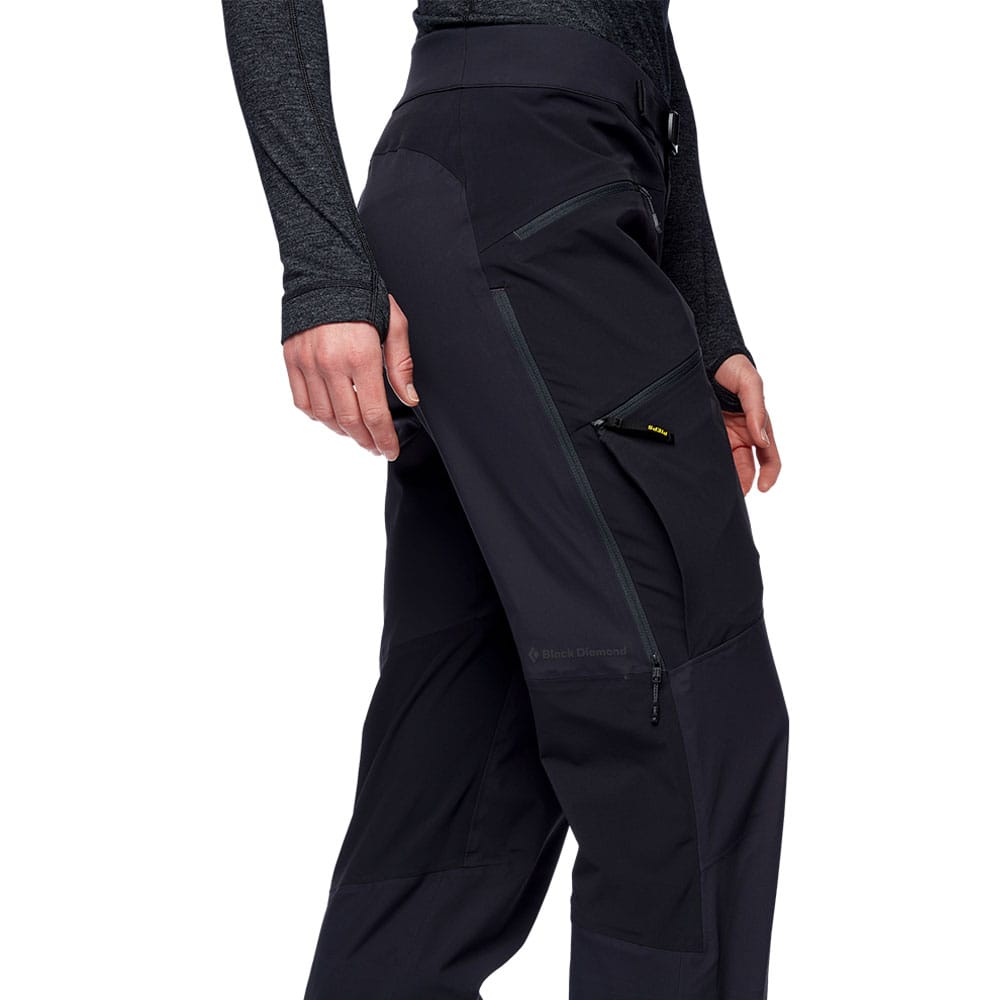 Model iført Black Diamond Dawn Patrol Hybrid Pants (dame) set fra siden