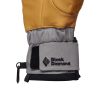 Nærbillede af velcrobåndet om håndleddet på Women's Legend Gloves fra Black Diamond.