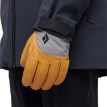 Nærbillede af person, der bærer varme handsker til damer, Women's Legend Gloves fra Black Diamond.