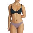 en model iført et par Adidas Brief microfiber trusser (dame)