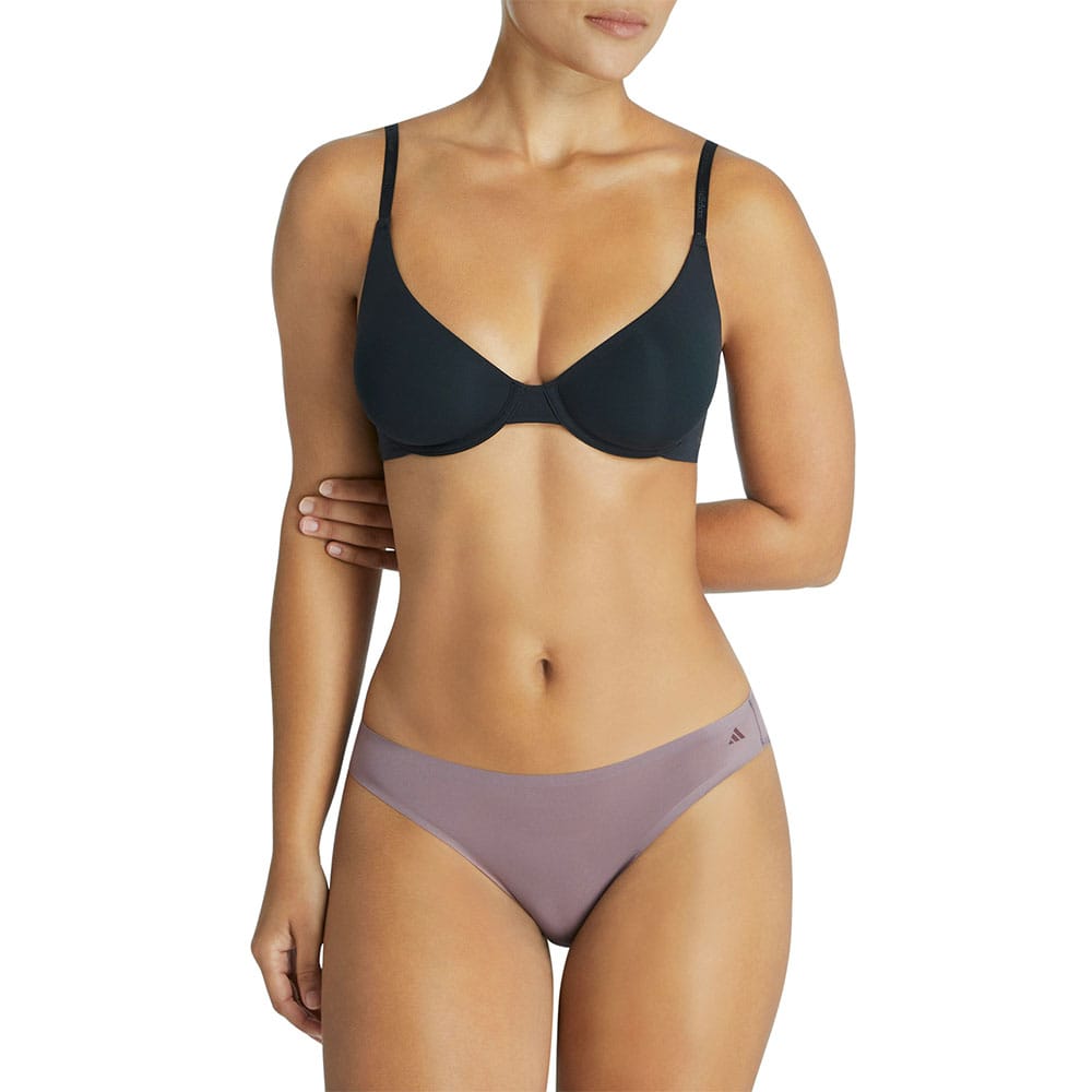 en model iført et par Adidas Brief microfiber trusser (dame)