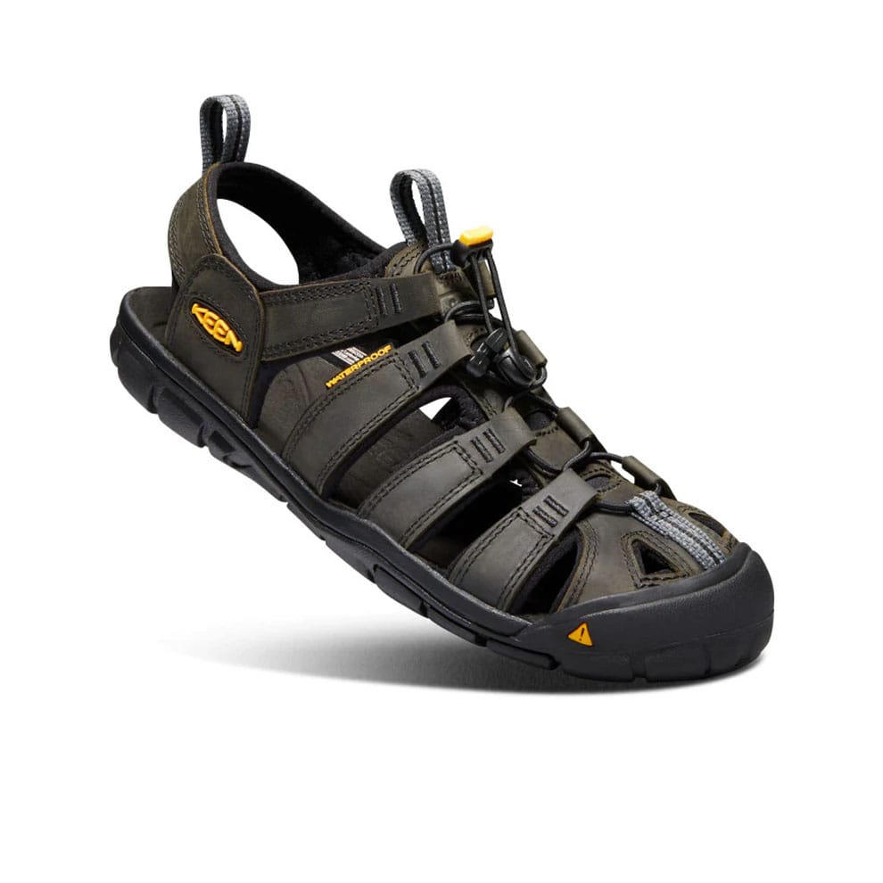 Keen Men’s Clearwater CNX Leather sandaler (herre) set skråt fra siden