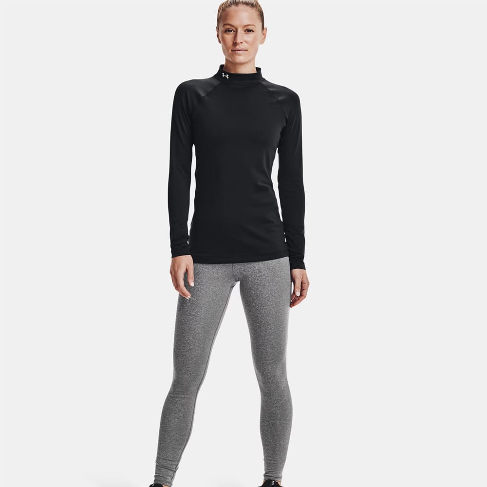 en model iført en Under Armour UA Coldgear Authentics Mockneck træningstrøje (dame)