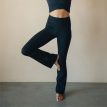 En model med et par Casall Flare High Waist Pant yogabukser (dame) på