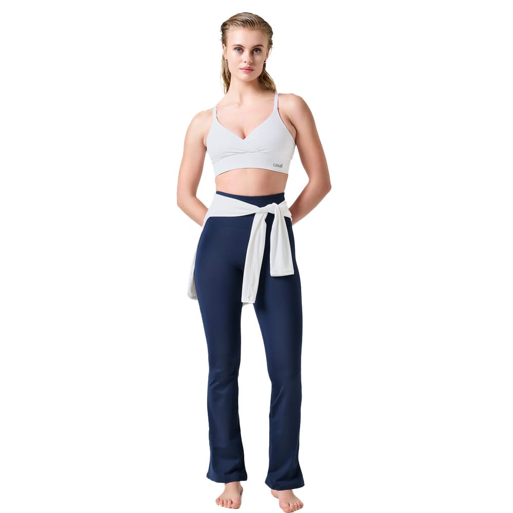 En model har Casall Flare High Waist Pant yogabukser (dame) på og står vendt mod kameraet