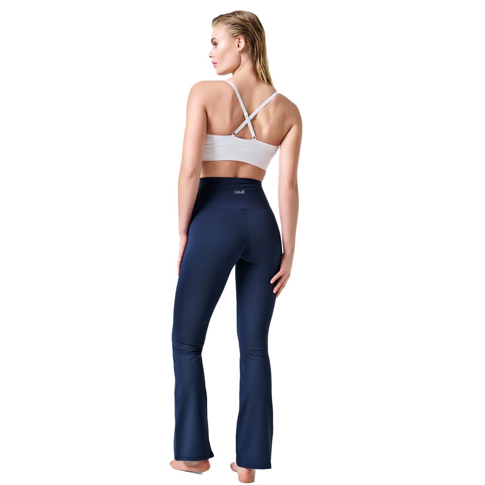 Bagside af Casall Flare High Waist Pant yogabukser (dame) - på en model