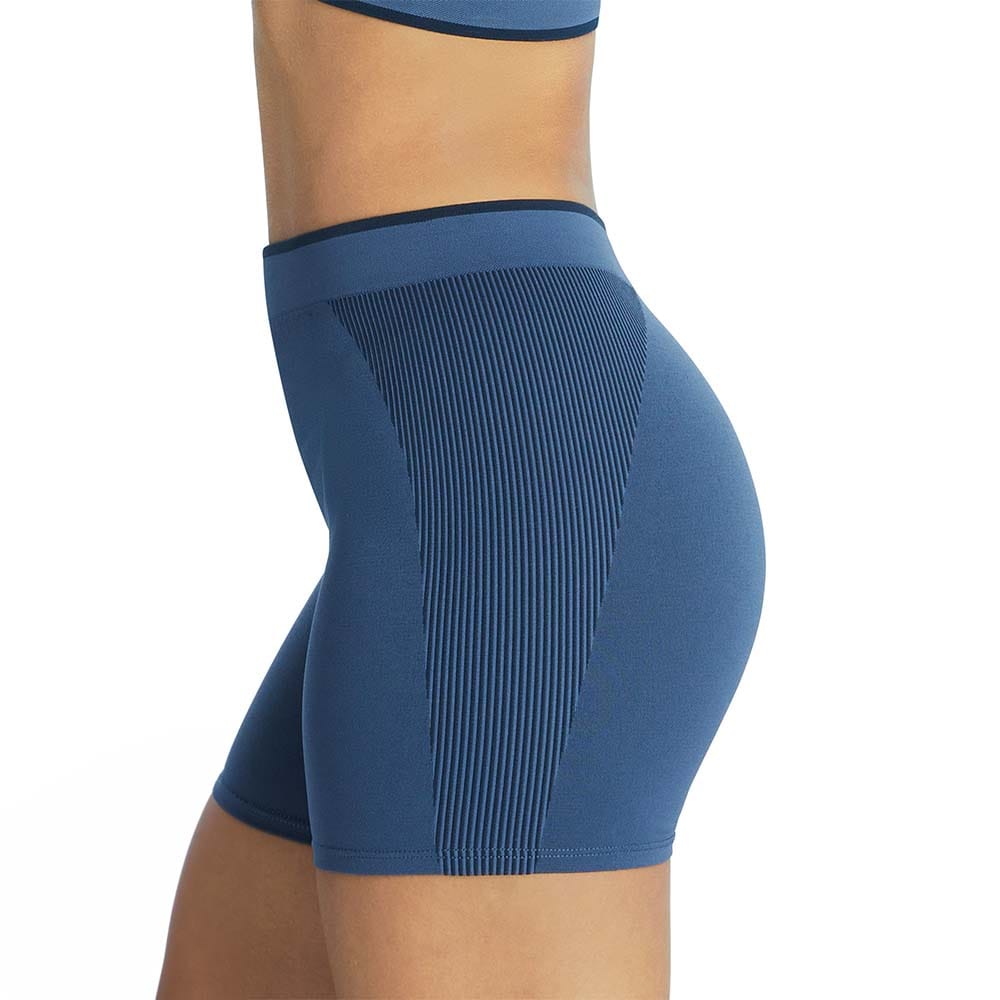 Side af Adidas Short træningsshorts (dame) på en model