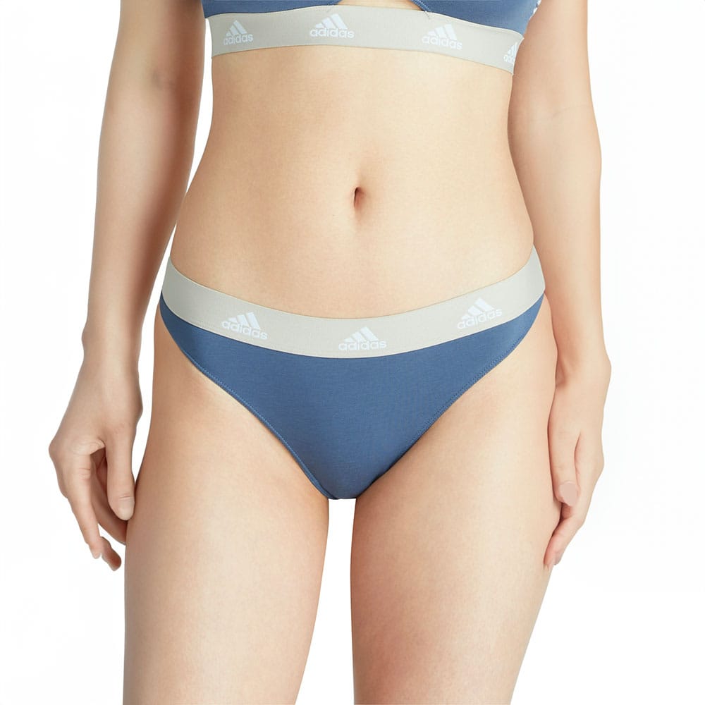 Adidas Thong stringtrusser (dame) på en model