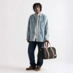 en mandlig model bærer Herschel Novel Carry On Duffle taske 26,5 L (unisex)
